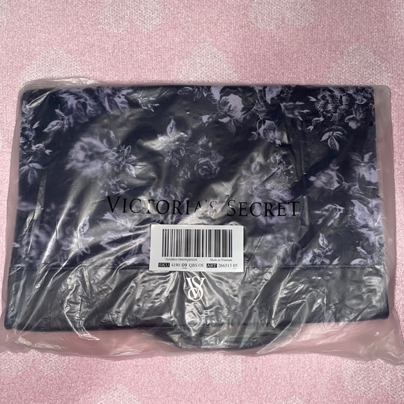 VICTORIA’S SECRET
Floral Book Tote Black Purple - Picture 3 of 4